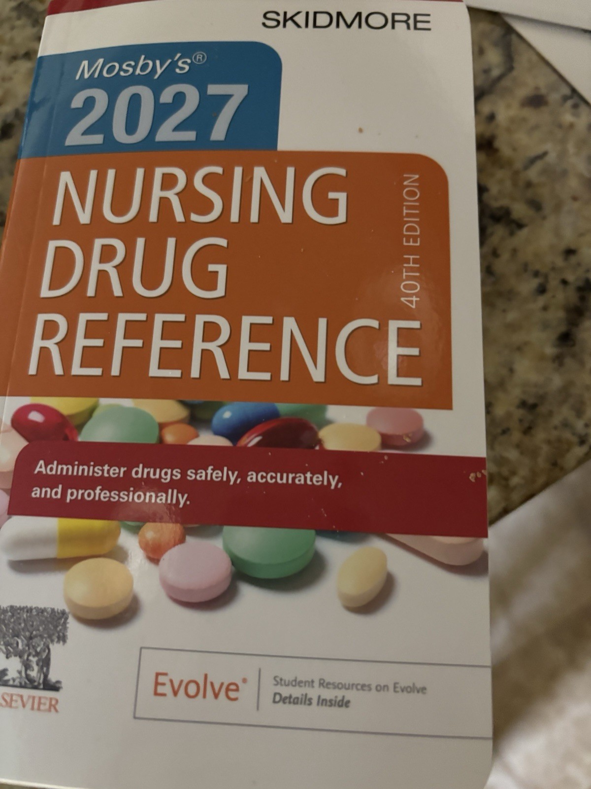 Mosby&rsquo;s 2027 Nursing Drug Reference by Linda Skidmore-Roth Paperback Book