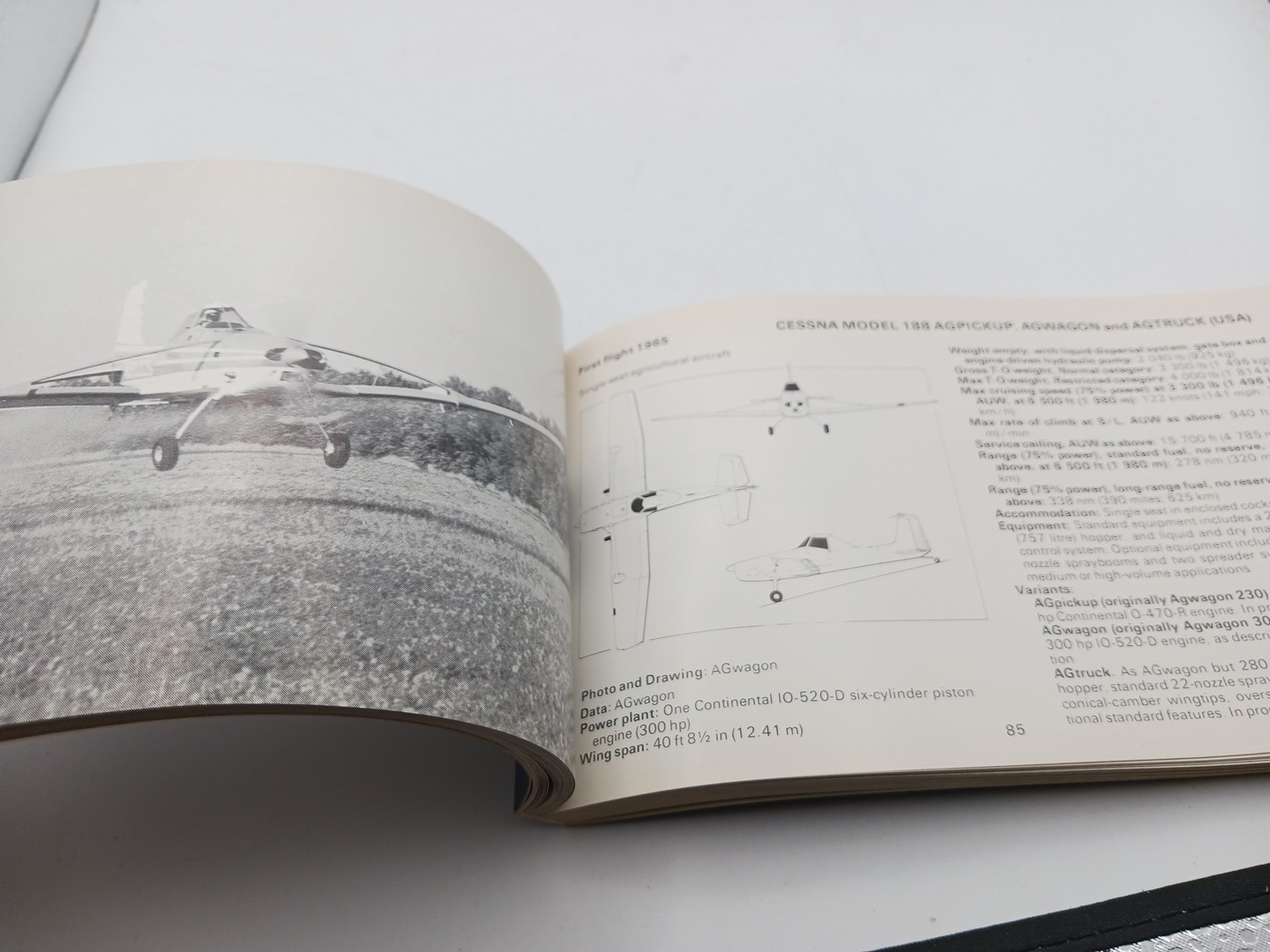Jane&rsquo;s Pocket Book of Light Aircraft by John W R Taylor Collier Books 1986 USA