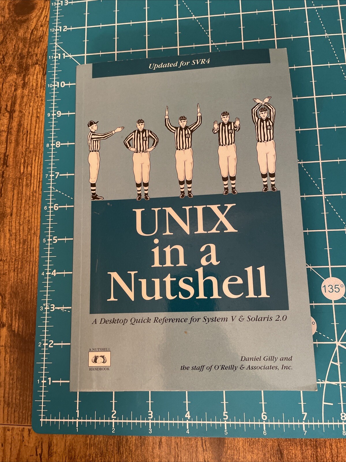 In a Nutshell (O&rsquo;reilly) Ser.: UNIX : Desktop Quick Reference for System V…