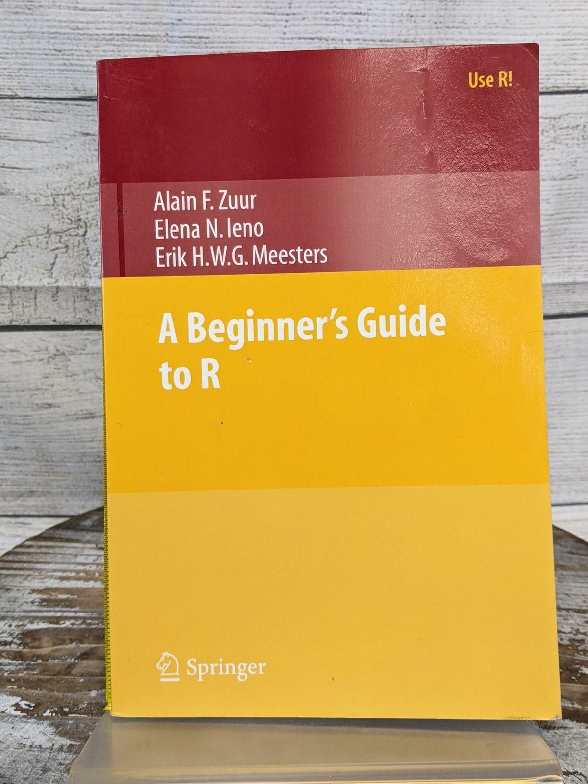 A Beginner&rsquo;s Guide to R (Use R!) – Paperback By Zuur, Alain